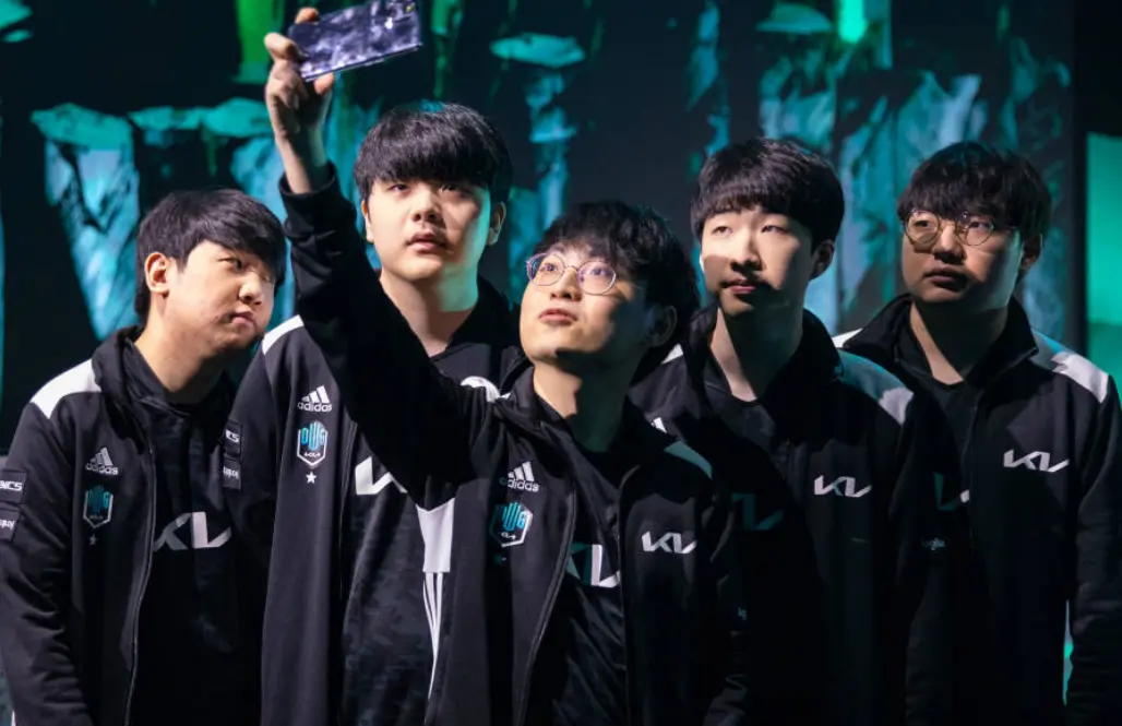 熊猫体育全站APP下载-100T绝杀RNG，ShowMaker打出惊人五杀峡谷大战半决赛，引爆全场热议