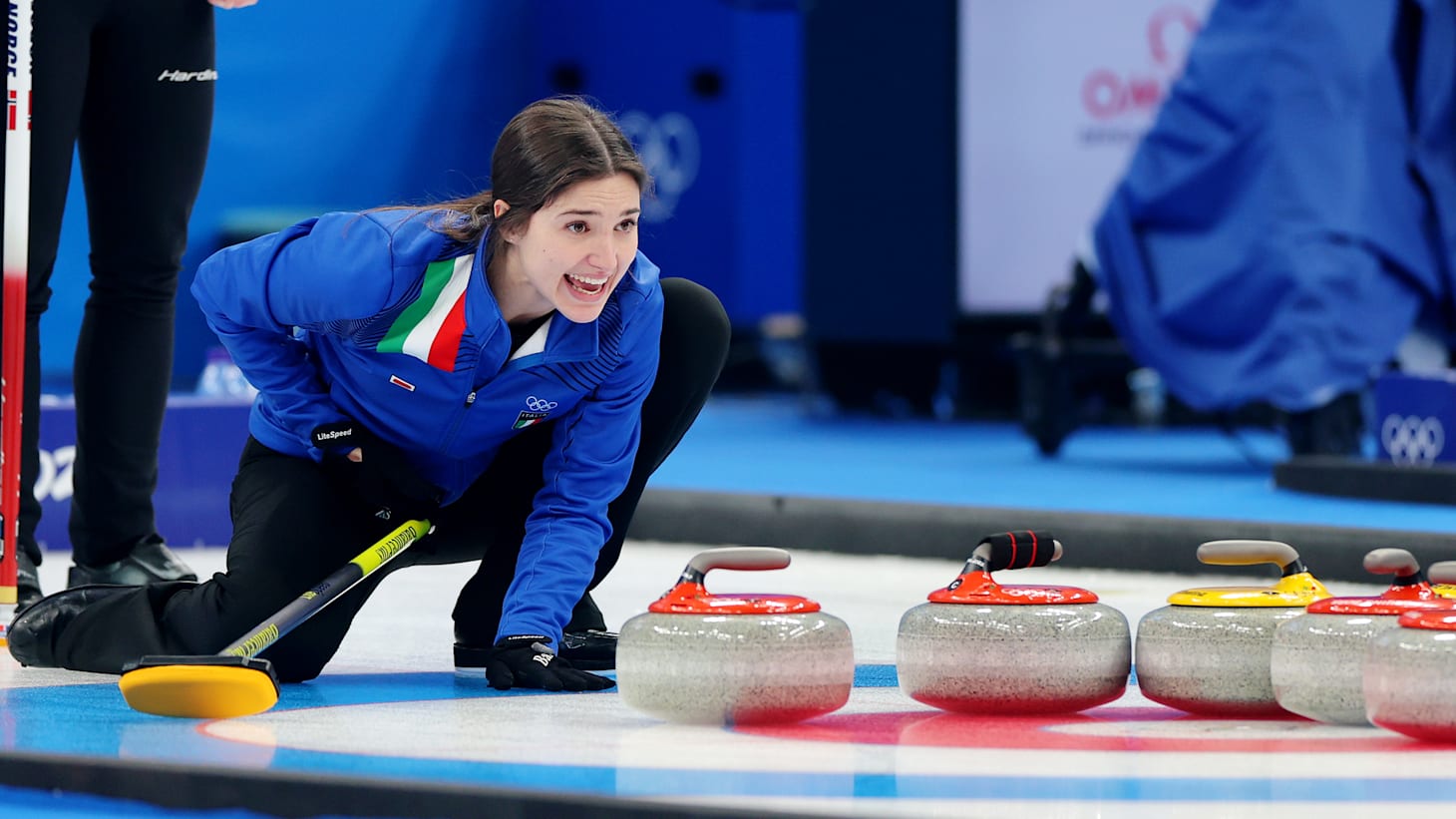 加拿大冰球队实力扎实，赢得热烈掌声