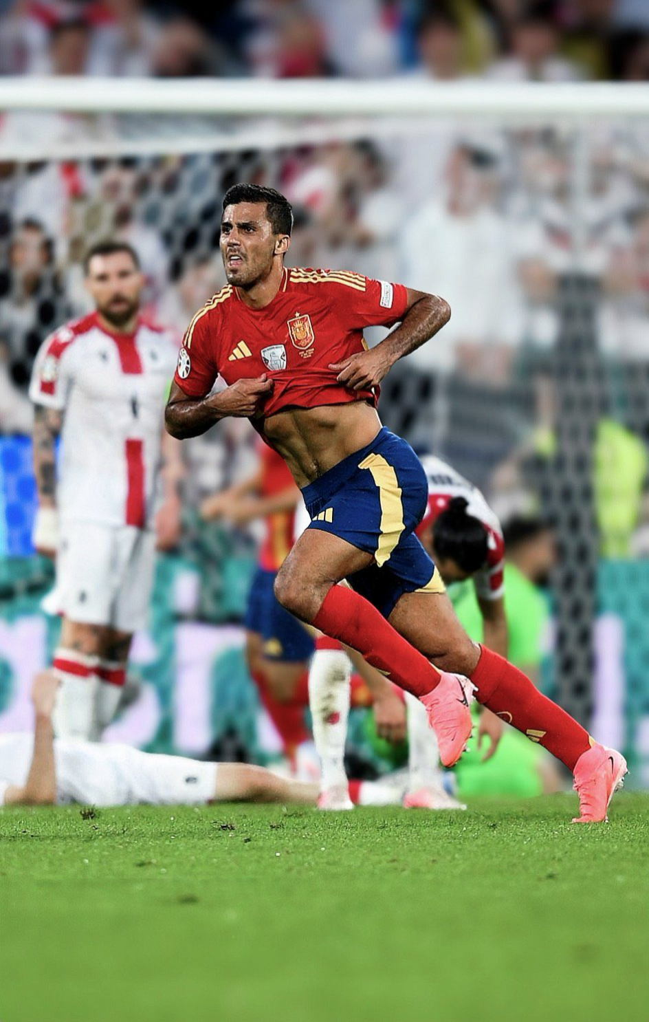 西班牙女足惊险逆转取胜：实力傲人再展风采