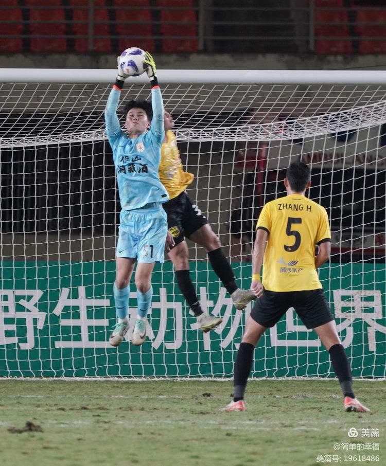 包含联赛领头羊实力强劲，保持不败势头的词条