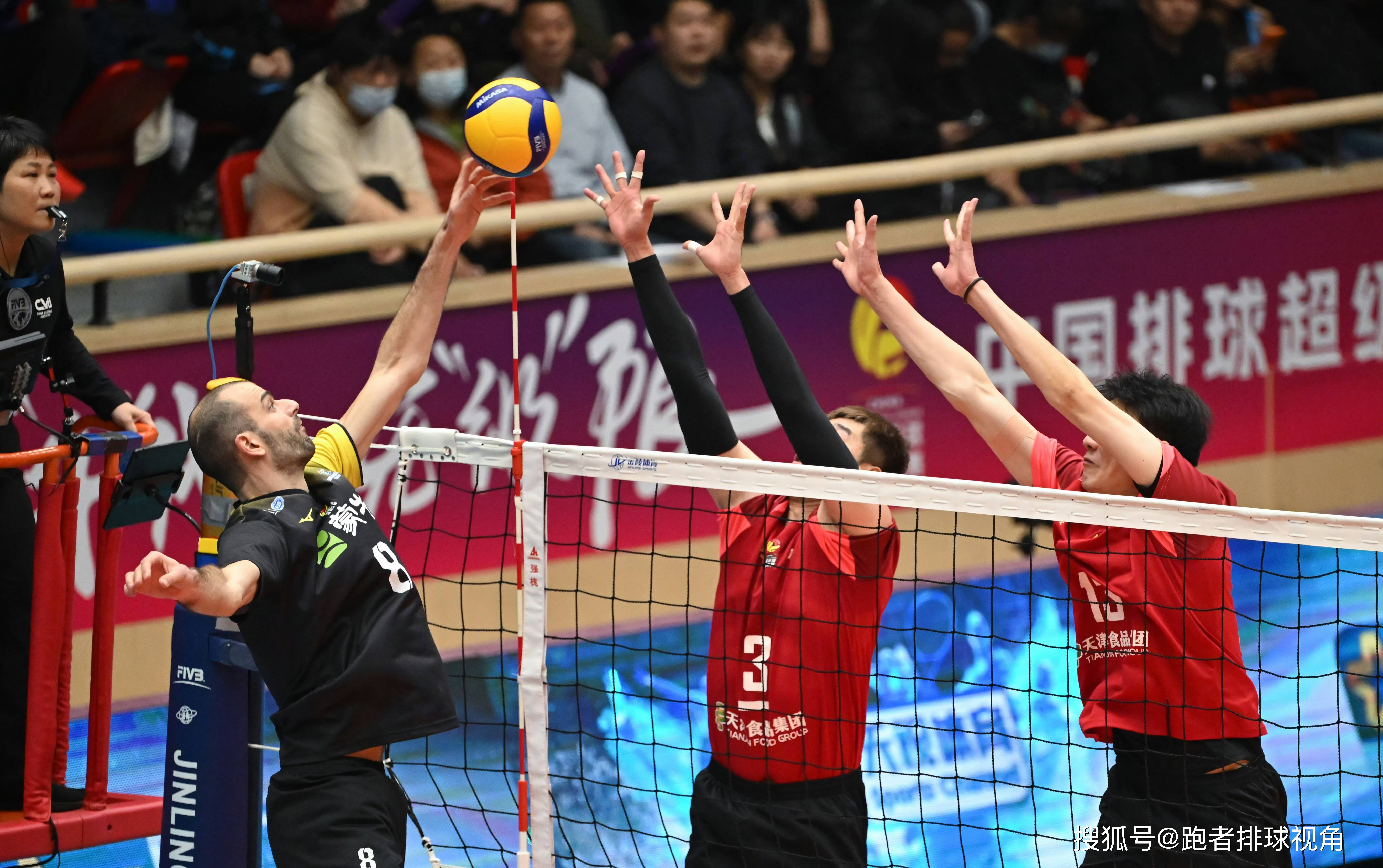 比赛风云突变,让球迷跌宕起伏 比赛风云突变,让球迷跌宕起伏