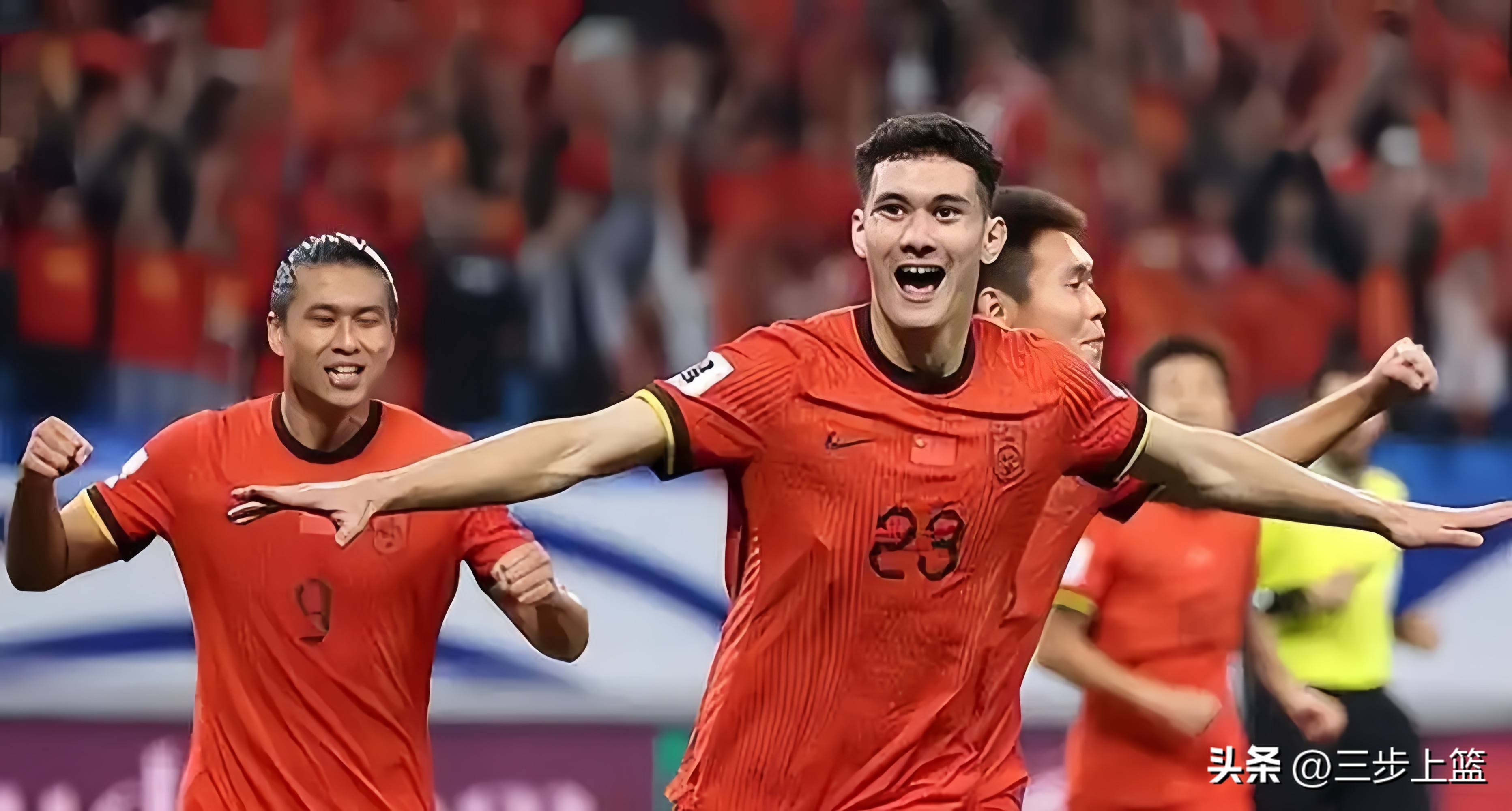 精益求精！足球比赛中球队不断突破创新领先！