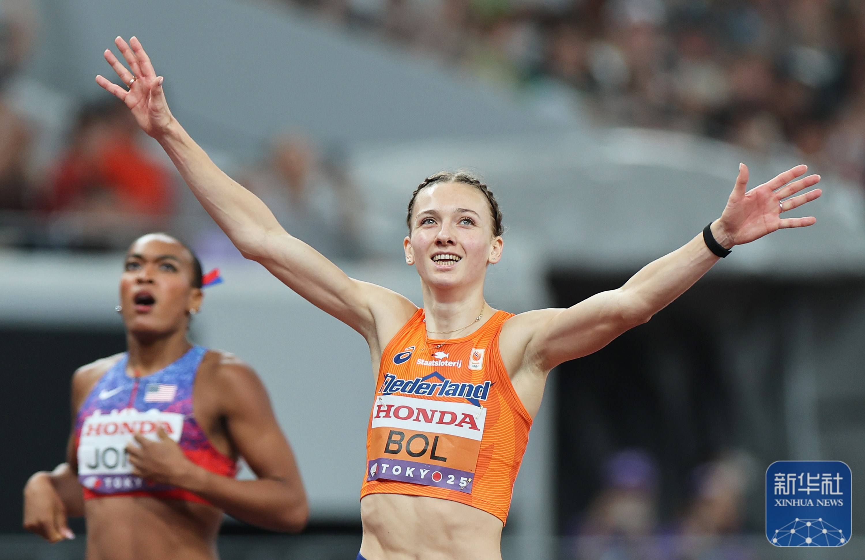 荷兰选手在自行车赛中夺得冠军